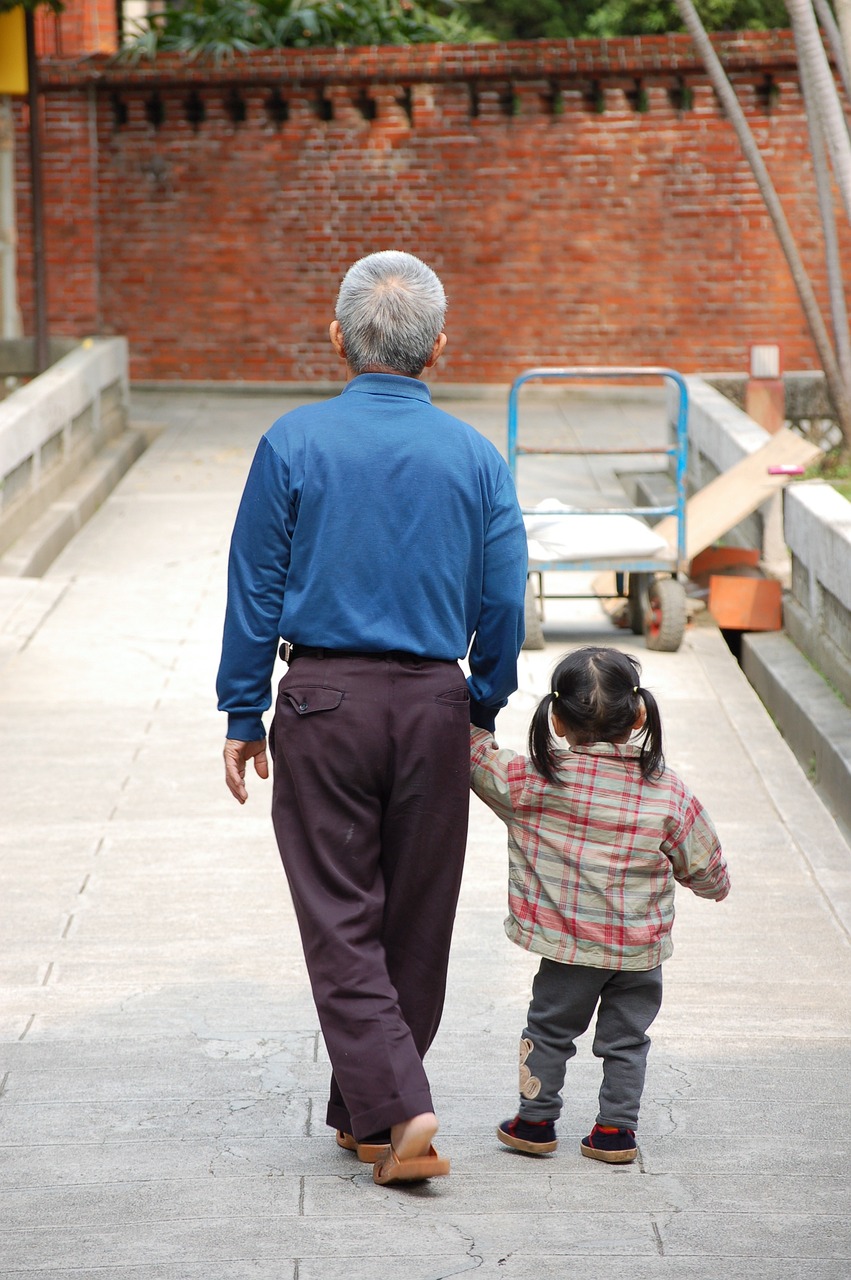 守护与传承，一个男子照顾独居老人12年继承北京五套房的故事