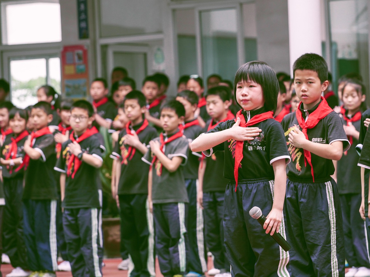 绿茵场上的希望，孩子参加学校足球队的多重益处