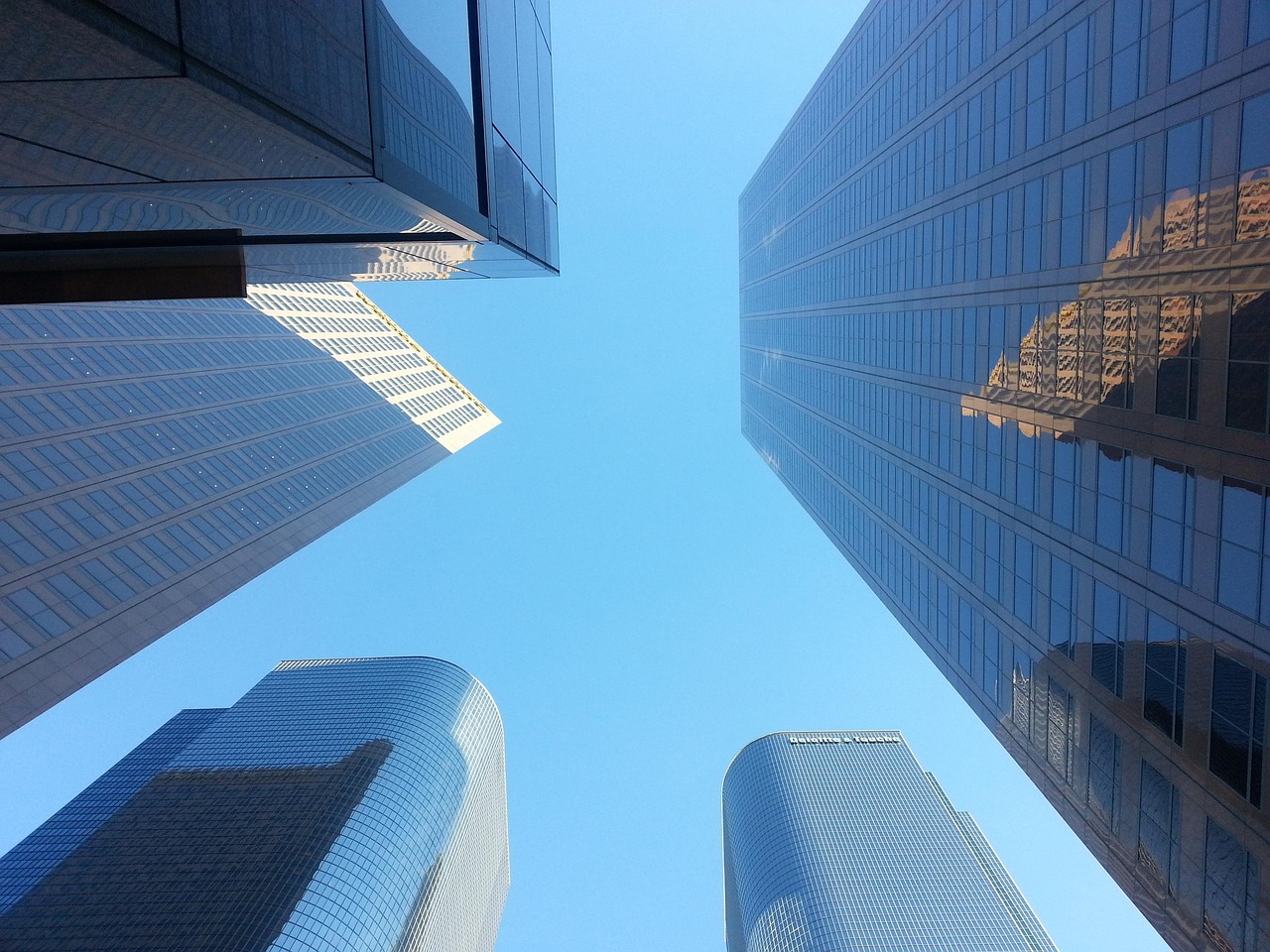 探索办公楼的英文表达，不仅仅是Office Building